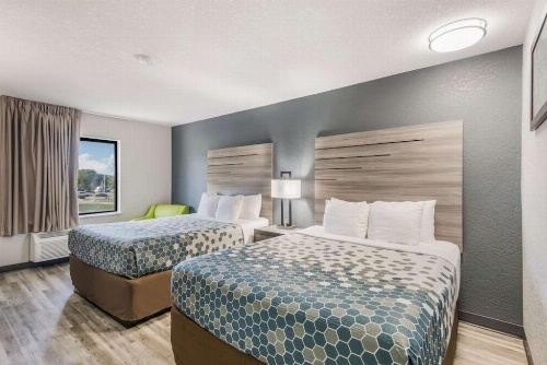 Econo Lodge Inn & Suites Des Moines image 10