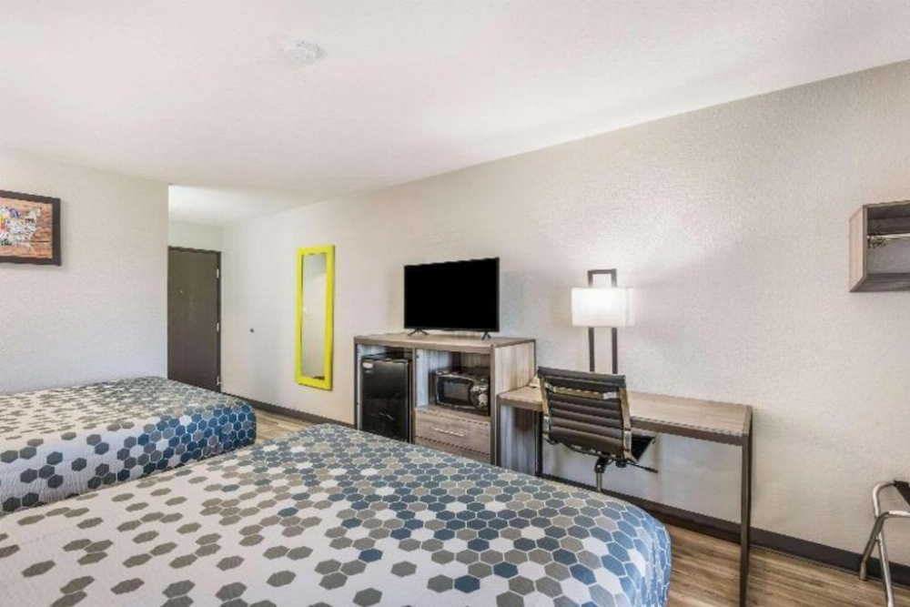 Econo Lodge Inn & Suites Des Moines Image 12