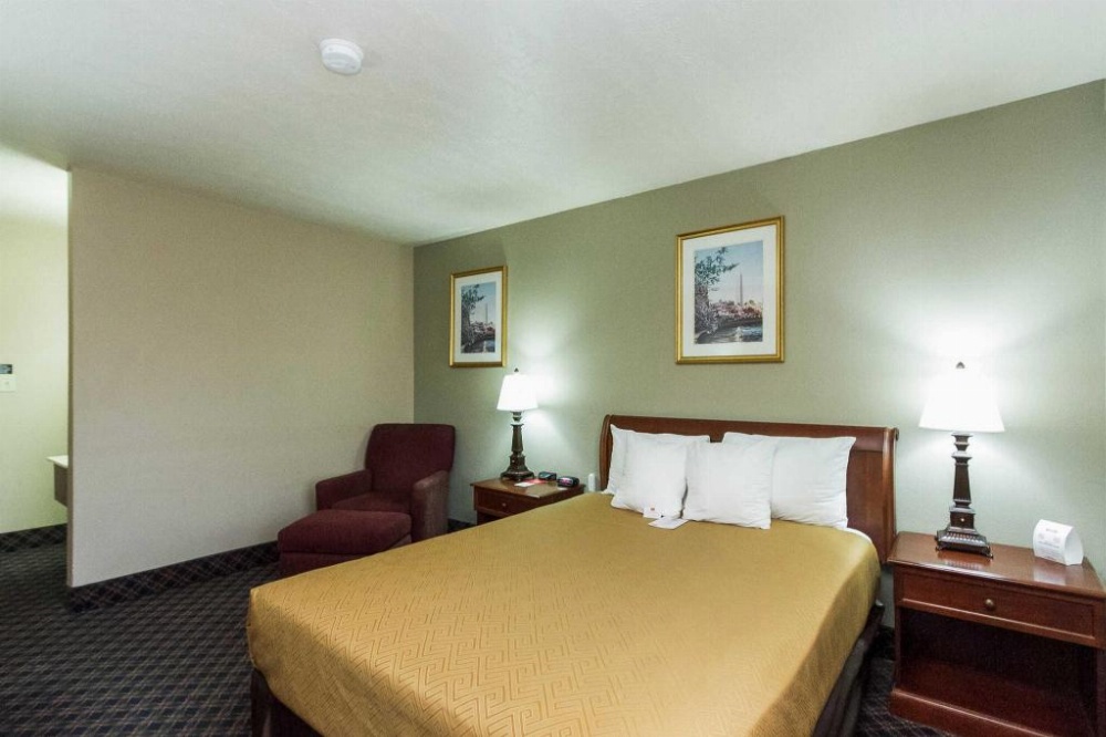 Econo Lodge Inn & Suites Des Moines Image 13