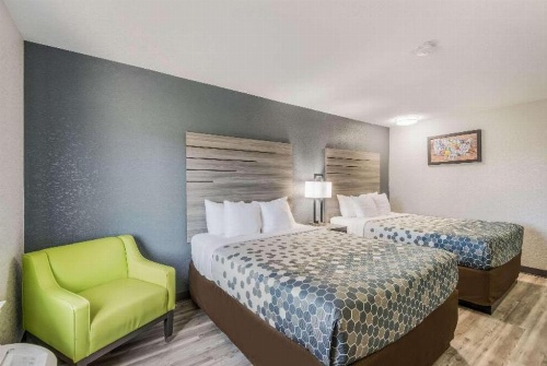 Econo Lodge Inn & Suites Des Moines image 2