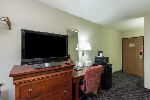 Econo Lodge Inn & Suites Des Moines image 22