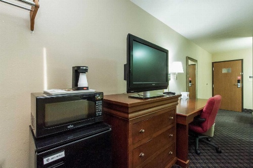 Econo Lodge Inn & Suites Des Moines image 28