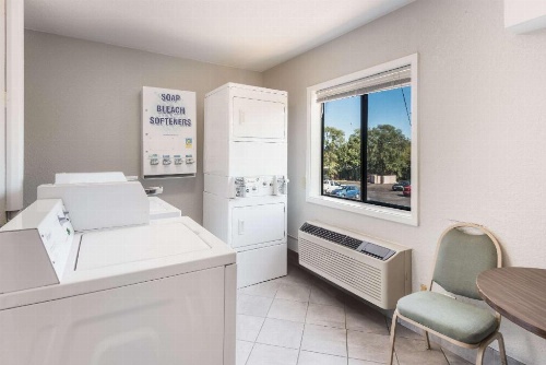 Econo Lodge Inn & Suites Des Moines image 33