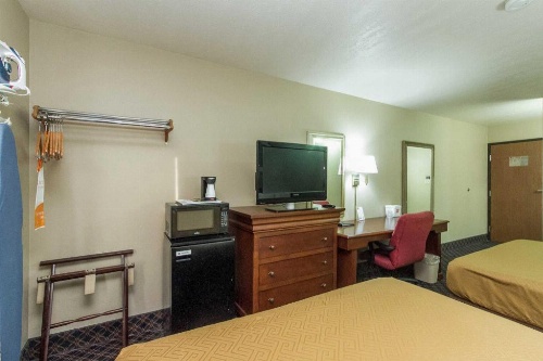 Econo Lodge Inn & Suites Des Moines image 4