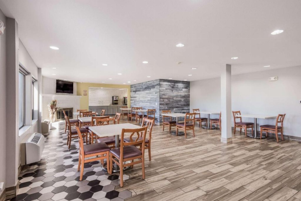 Econo Lodge Inn & Suites Des Moines Image 41