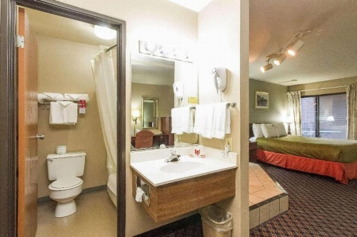 Econo Lodge Inn & Suites Des Moines image 5