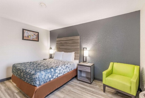 Econo Lodge Inn & Suites Des Moines image 50